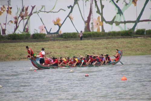 必死にボートをこぎます