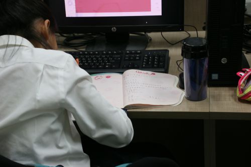 講義内容のノートを取る参加者