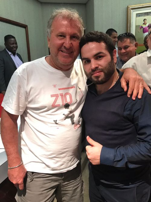 難民ワールドカップ・リオ大会の大使となったジーコさんとアブドゥルバセット・ジャロールさん(写真提供：アブドゥルバセットさん)