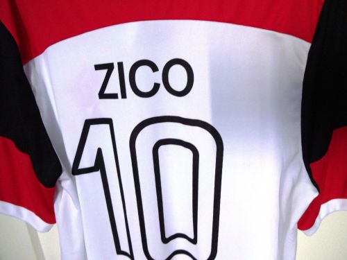 ジーコさんからアブドゥルさんに送られたサイン入りのジーコのユニホーム