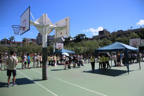 赤いひもから中へは入れません