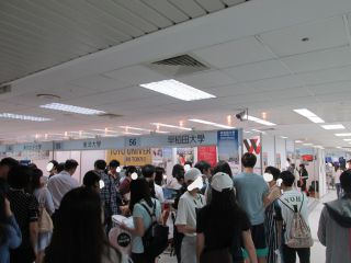 早稲田大学のブース前より