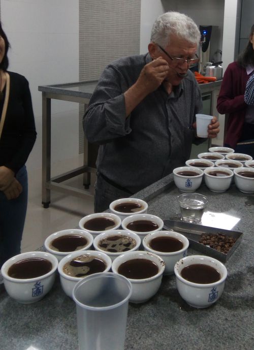 コーヒー鑑定のやり方を紹介するニルトンさん