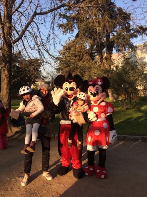 公園に現れた偽物ミッキーとミニーに、嫌がる長女と大喜びの次女！