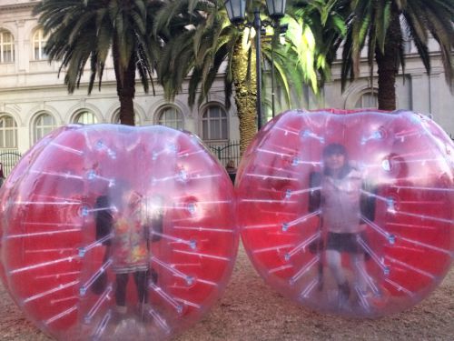 最近週末の公園で見掛けるバブルボール。値段は高めですが、行列ができる人気です