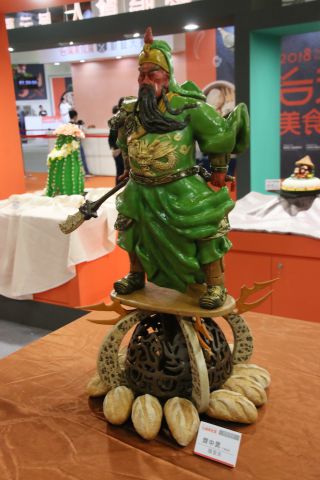 食材を使って彫刻された関羽像