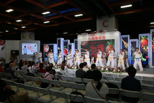 新極真会台湾支部の道場生による正拳突き