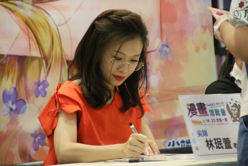 ペンを走らせ、サインします