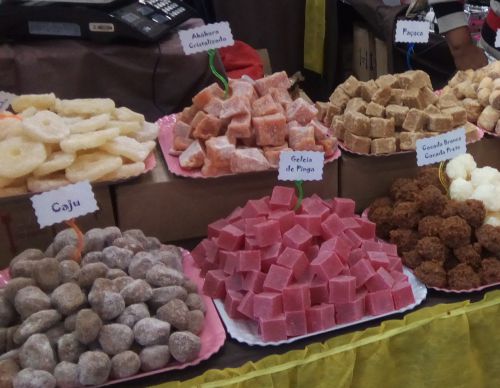 屋台で販売されるフルーツの砂糖菓子