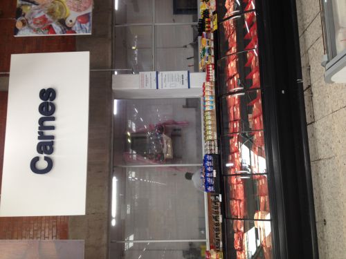 お肉の品揃えも一般スーパーと同じ