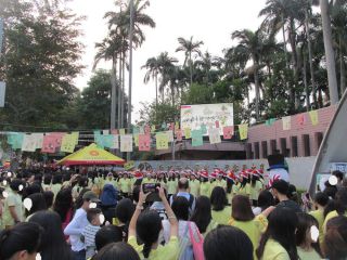 正門横の広場では合唱団が歌を披露