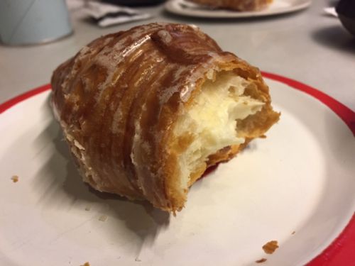 クリームがぎっしり詰まったクロワッサン。イチゴ風味も有るそうです。