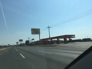 在庫がなくなり閑散としているガソリンスタンド