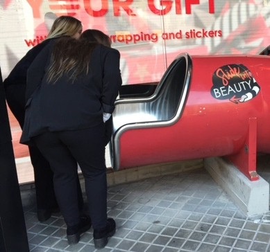 これは何?とのぞいていたが、結局入ってみることにした２人