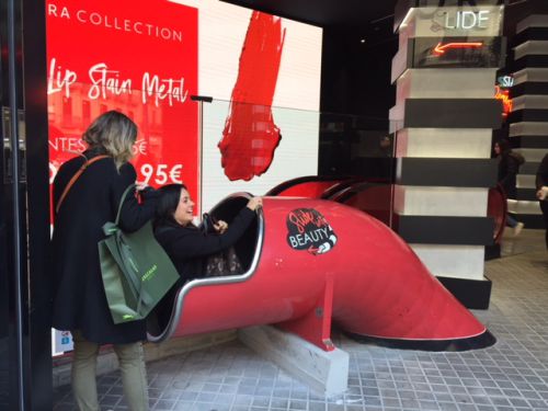 当然のように談笑しながら穴に入り込む女の子たち