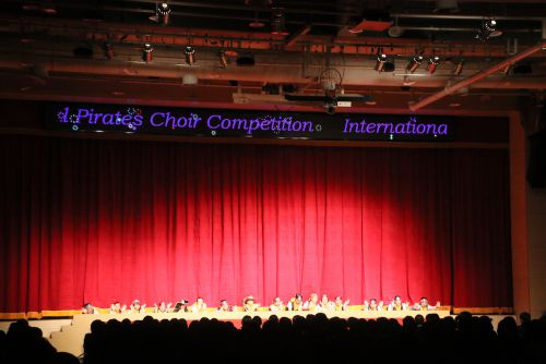 最後は幕の下から上半身を出してあいさつ