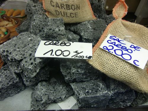 店頭に売られていたリアルな炭。実際は甘い砂糖菓子