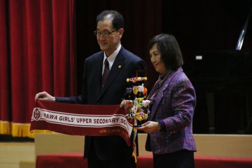 記念品の交換を行った高田直芳校長（浦和一女、左）と張碧娟校長（復興實中、右）