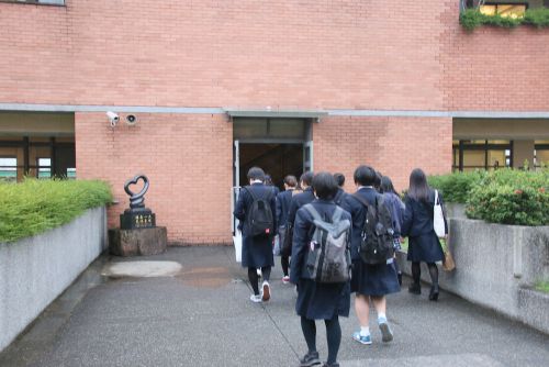 学校内を見学