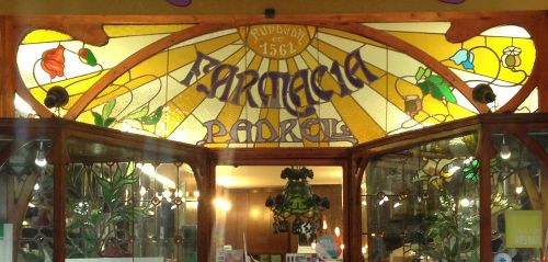 正面入り口上部には1561年の最初の所有者の名前と創設年が表示されている