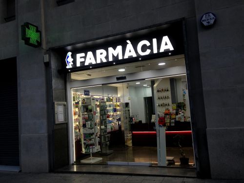 近代的な内装建築の薬局は、入り口は広く開放感がある