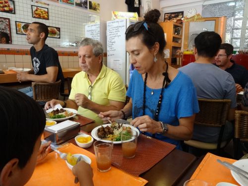 『Broto de Primavera』のフェイジョアーダを食べるお客さん