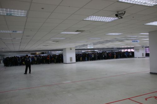 初日にできた長蛇の列