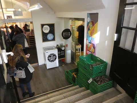 入り口の階段を下りていくと、右側は野菜販売所、左側ではパンやサラダ、飲料が販売されています