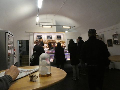 サンドイッチやケーキなどを買い求めて、連日多くのお客さんが訪れます