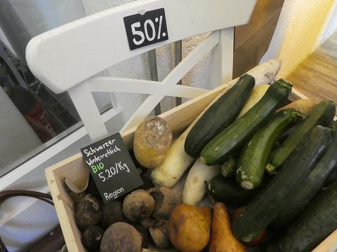 野菜コーナーでは、地元のオーガニック野菜が半額で売られていました