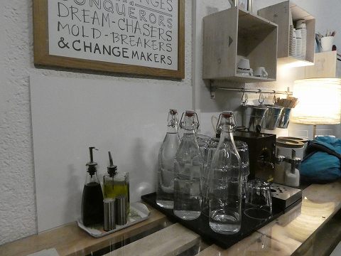 店内にはイートインスペースもあり、セルフサービスで水も提供