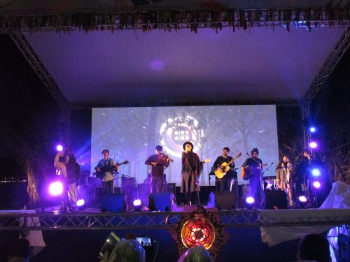 コラボしたメンバーで歌を披露