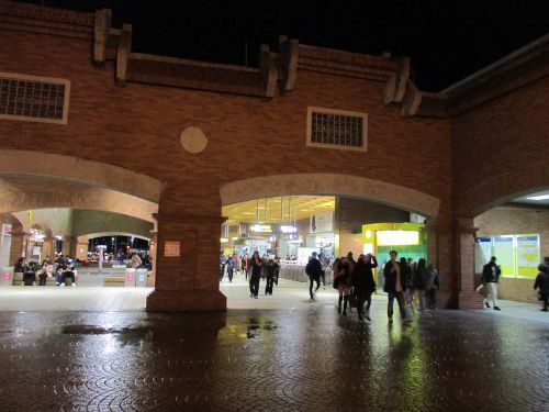 MRT淡水駅も休みません