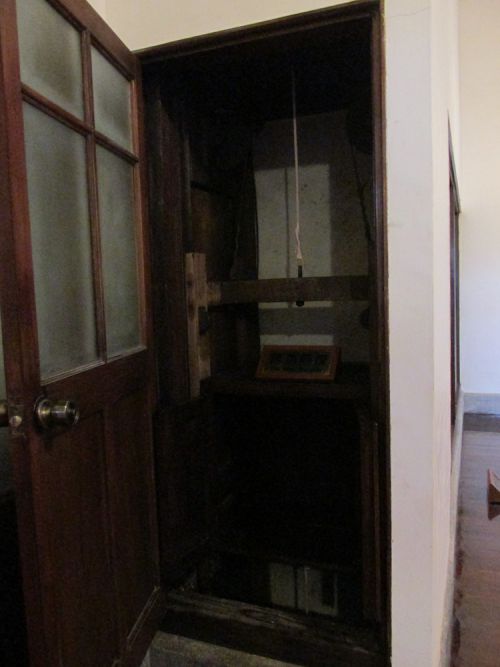 配膳室にあった昇降機のようなもの