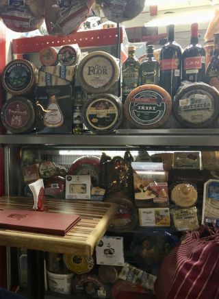 国内外から集められたチーズやハム、オリーブ製品