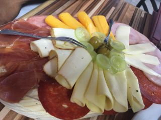 チーズとハム類の盛り合わせプレート。ワインとともに！