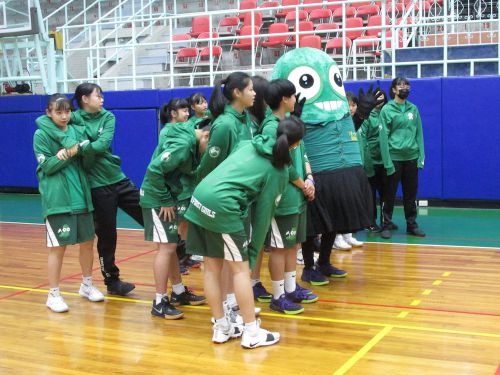 報告会に臨む選手と蝶の幼虫のマスコット「緑動」