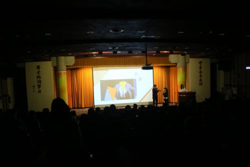 制服を見て作品を当てるクイズ