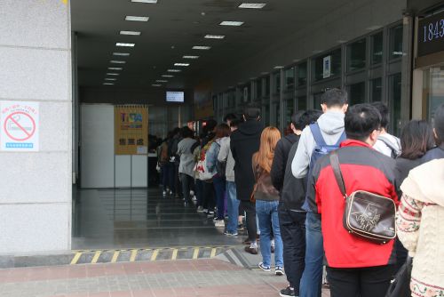 チケット売り場での長い列