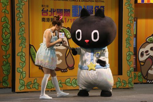 司会のお姉さんに、いたずらを注意されるクロロ