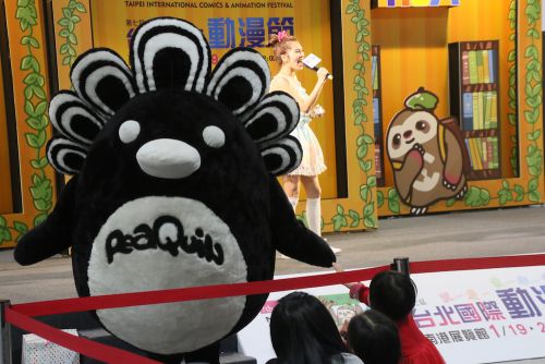 ファンとタッチを交わすPeaQuin（ピークイン）