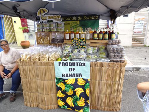 バナナが原料の様々な加工品を販売しているフェイラ（青空市）