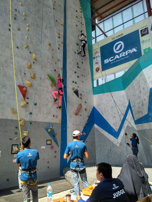 予選のロープクライミング男女それぞれ2ルート登ります。