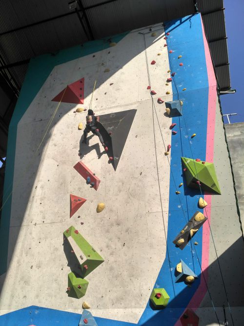 決勝ルート左側男子。右の女子ルート登りきったのは1名だけでした。