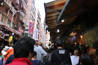 公明路の人混み