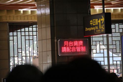 混雑の中で力を発揮する電光掲示板