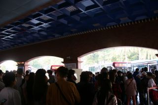 バス乗り場も大混雑