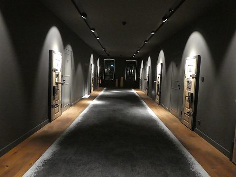 グレーの廊下の両側には、かつて監房が並んでいましたが、現在は客室に