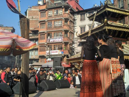 バザール中心の寺院前にステージ出現！