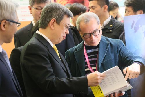 作家の方と交流を図る陳建仁副総統（手前左から二人目）